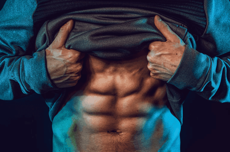 Hombre mostrando sus abdominales marcados por el ejercicio